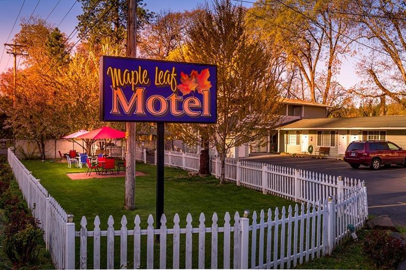 Maple Leaf Motel Shady Cove Buitenkant foto