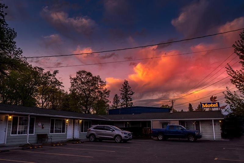 Maple Leaf Motel Shady Cove Buitenkant foto